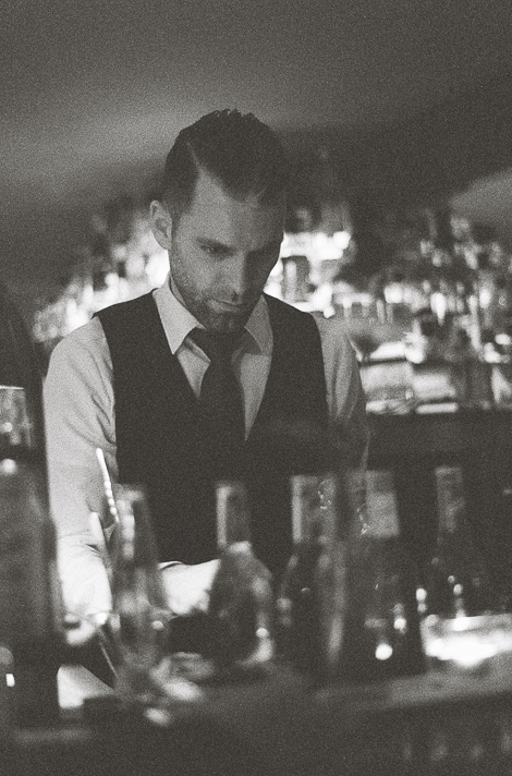 Charly Schötz Werbefotograf Dresden Studiobar Barkeeper Analog